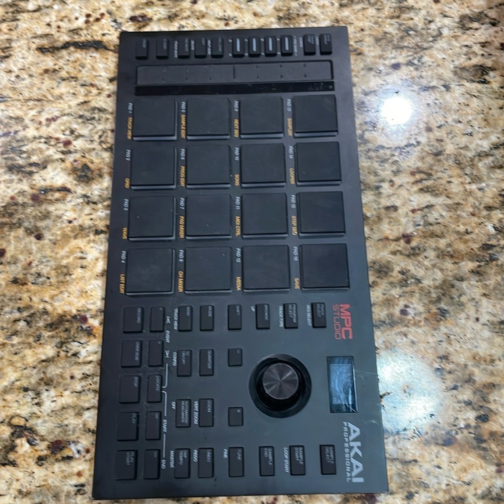 AKAI PROFESSIONAL MPC STUDIO black, white, red